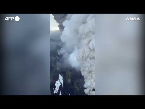 Un vulcano russo dormiente erutta per la prima volta in 450 anni
