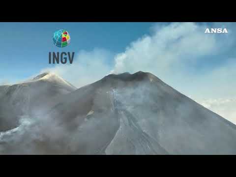 Etna, l’attivita’ del vulcano dal cratere di sud-est