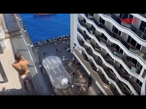 Le immagini a bordo della ‘Msc World Europa’ ferma in avaria al largo di Ponza