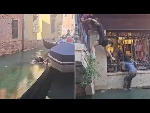 Venezia, gondola si rovescia: i turisti finiscono in acqua