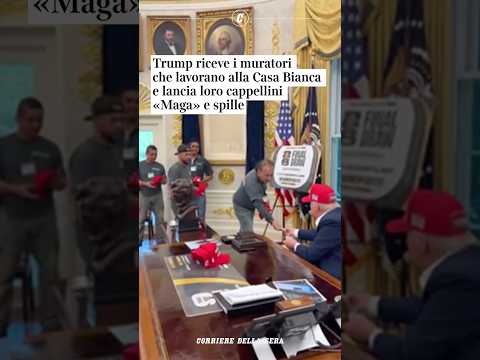Trump riceve i muratori che lavorano alla Casa Bianca e regala loro cappellini e spille #shorts