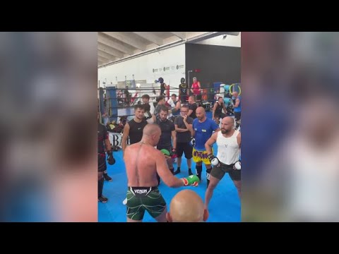Conor McGregor si allena in palestra a Salerno