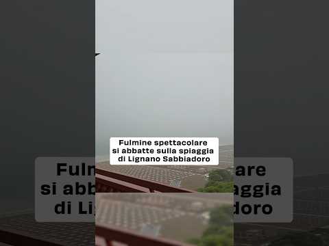 Un fulmine si è abbattuto tra gli ombrelloni di uno stabilimento balneare a Lignano Sabbiadoro