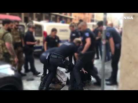 Si avventa contro i vigili, 10 agenti per fermarlo