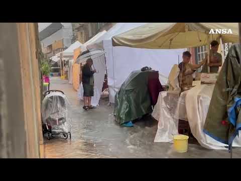 Nubifragio su Arezzo, fuggi-fuggi alla fiera Antiquaria