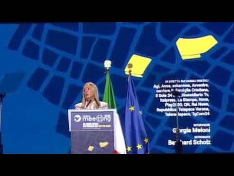Meloni sul palco del Meeting di Rimini: «Per me un onore essere qui»