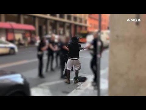 Bologna, il video dell’intervento dei vigili urbani con lo spray urticante in via Marconi
