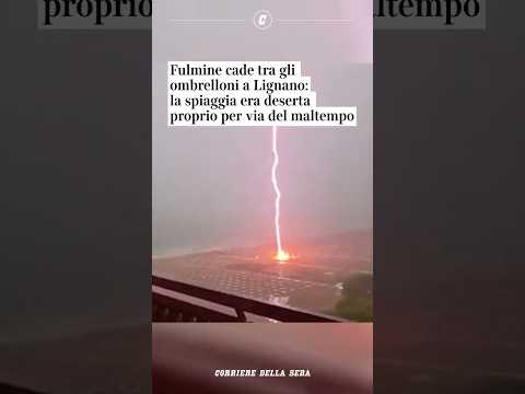 Fulmine cade tra gli ombrelloni a Lignano: la spiaggia era deserta per il maltempo #shorts #news