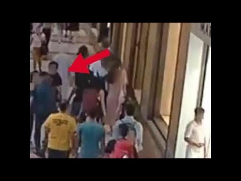 Bologna, il video della rapina sotto i portici di via Indipendenza