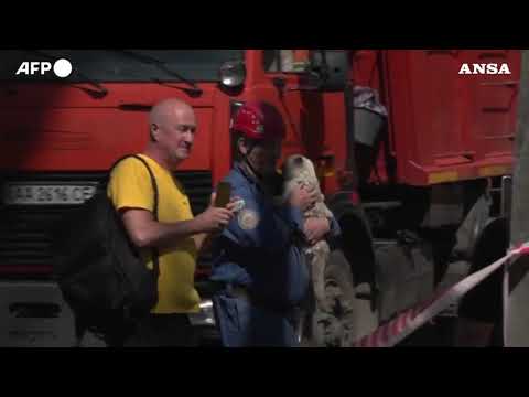 Kiev, i soccorritori cercano sopravvissuti e vittime degli attacchi russi