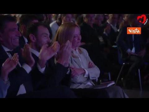 Standing ovation per Meloni prima dell’intervento al Meeting di Rimini, la premier commossa