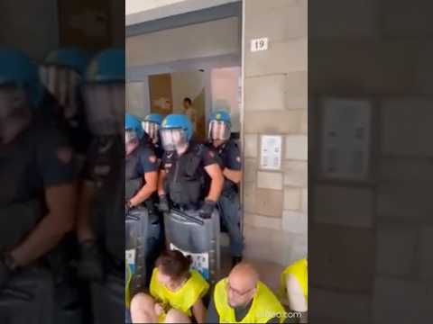 Bologna, la polizia sgombera il presidio antisfratto in via Cherubini #shorts #news
