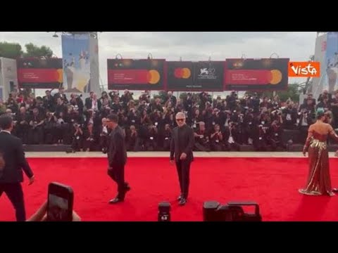 Mostra del Cinema di Venezia, Giuseppe Fiorello sfila sul red carpet con il figlio Nicola