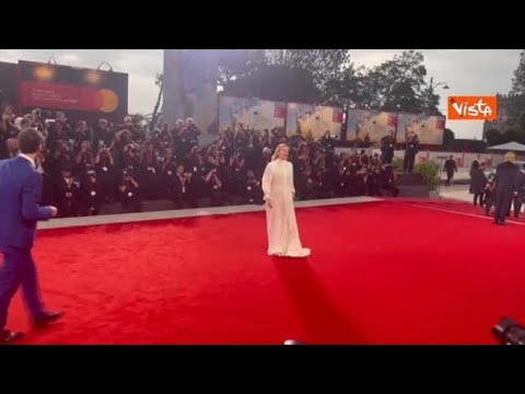 Mostra del CInema di Venezia, Alicia Silverstone in abito bianco modello chemisier sul red carpet