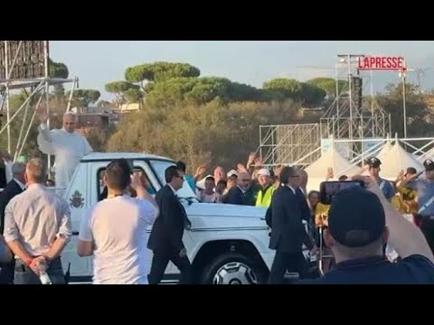 Un pellegrino lancia la maglia della Roma al pontefice: presa al volo da un uomo della scorta
