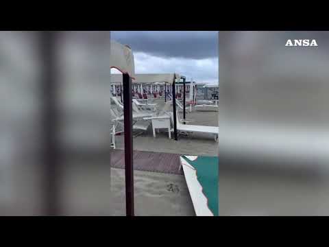 Tromba d’aria in Versilia, diversi stabilimenti danneggiati a Pietra Santa