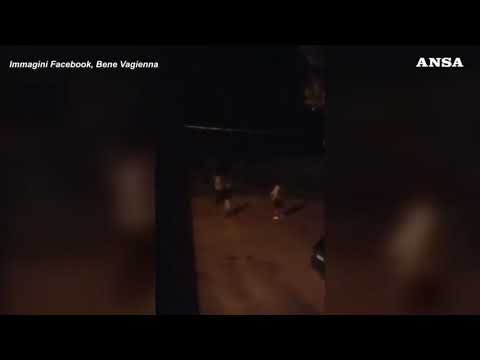 Ragazzi scagliano sassi contro un lampione nel Cuneese