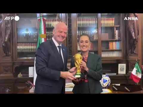 Mondiali 2026, Infantino porta la Coppa alla presidente messicana