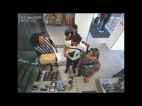 Milano, shopping forsennato in Corso Vittorio Emanuele (ma la carta di credito è rubata)