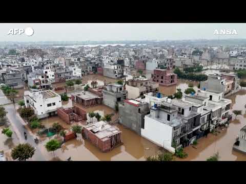Inondazioni in Pakistan: a Lahore i danni maggiori causati dalle piogge monsoniche