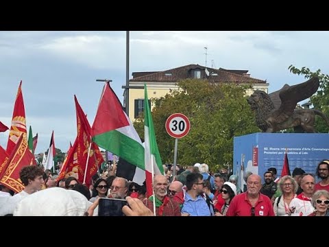 Lo sbarco dei manifestanti pro Pal al Lido di Venezia