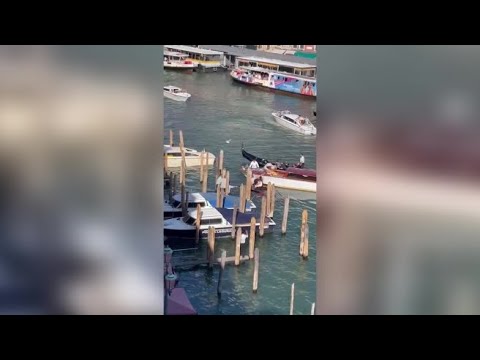 Venezia, taxi travolge una gondola che affonda: le operazioni di soccorso
