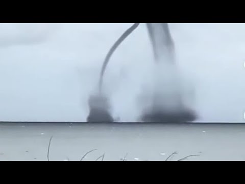 Le trombe marine al largo dei lidi di Comacchio: le immagini a Po di Goro