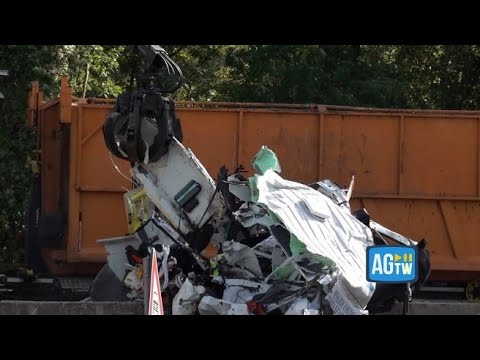 Incidente sulla A1, la rimozione della carcassa dell’ambulanza sventrata dal tir