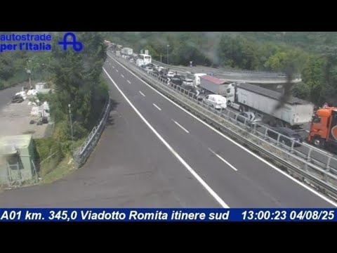 Lunghe code in A1 per l’incidente fra Arezzo e Firenze: le immagini della webcam