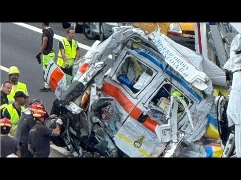 Il video della rimozione della carcassa dell’ambulanza dopo l’incidente sull’A1