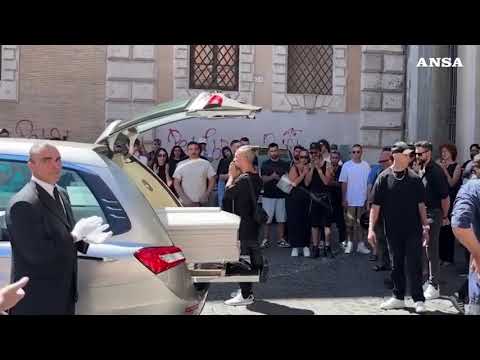 Applausi e le sue canzoni, a Roma l’ultimo saluto a Jesto