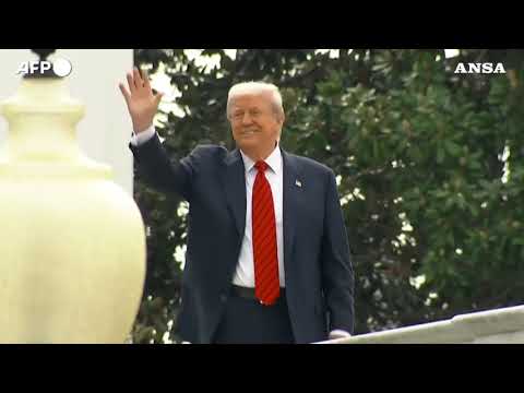 Trump sul tetto della Casa Bianca ispeziona i lavori di ristrutturazione