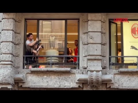 Milan, Modric saluta e lancia magliette: le immagini dei tifosi in delirio