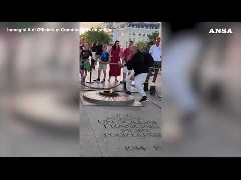 Si accende una sigaretta dalla fiamma del Milite Ignoto a Parigi, arrestato