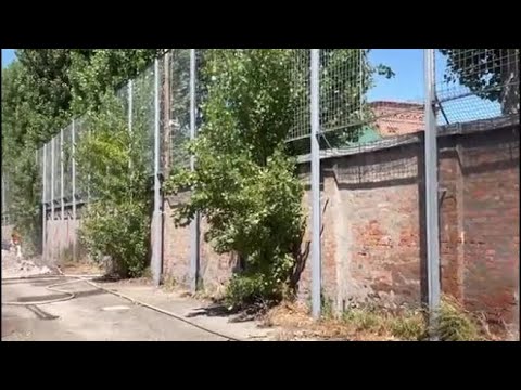 I lavori per la succursale del liceo Sabin: la demolizione dell’ex deposito Tper