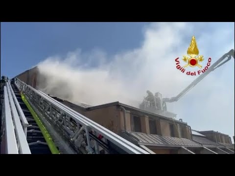 Fiorenzuola d’Arda, l’incendio al palazzetto dello sport dell’istituto Mattei