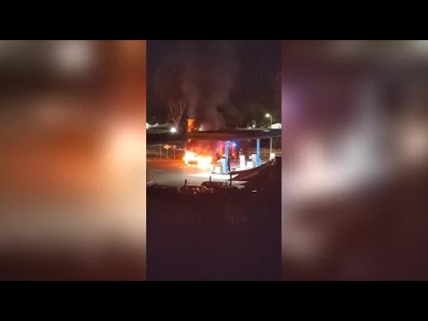 Ecco il video dell’auto che brucia davanti al distributore di benzina a Ostia Antica