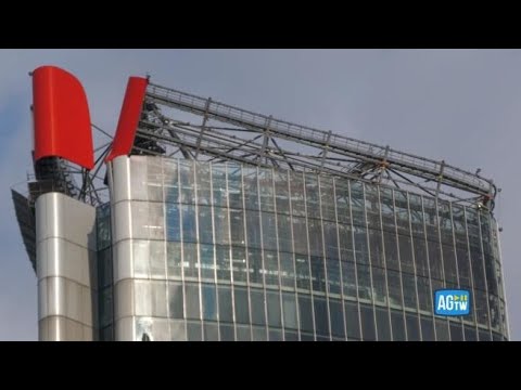Rimossa l’insegna delle Generali dalla Torre Hadid a Milano