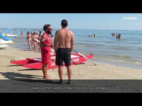 Rimini, sciopero simbolico dei bagnini lungo il litorale per chiedere sicurezza