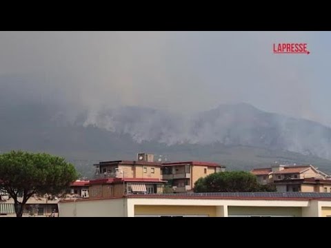 Incendi, canadair in azione alle pendici del Vesuvio