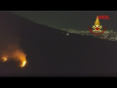 Incendio Vesuvio, la montagna continua a bruciare: vigili del fuoco al lavoro tutta la notte