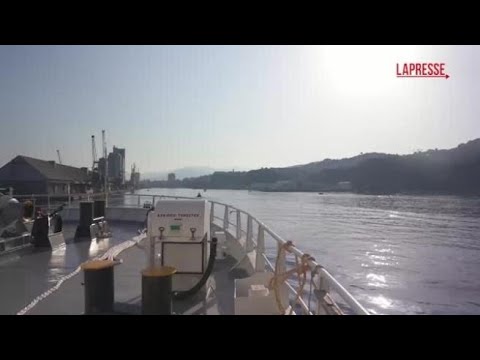 Sbarcati a Savona i 146 migranti soccorsi da Life Support