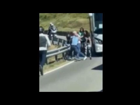 Passo Sella, i bus si incastrano e non riescono a passare: scoppia una rissa tra gli autisti