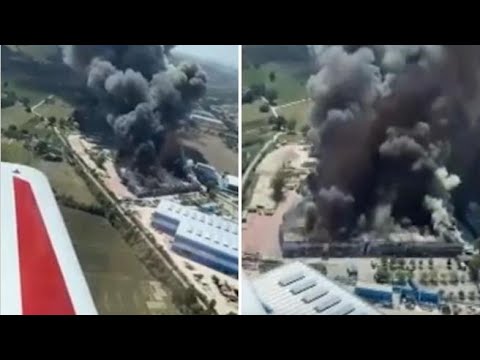 In fiamme uno stabilimento di yacht a Fano: le fiamme e la colonna di fumo nero riprese dall’alto