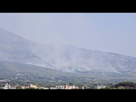 Il Vesuvio brucia ancora, canadair ed elicotteri in azione