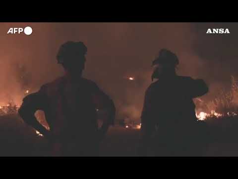 Spagna, i vigili del fuoco combattono gli incendi nel nord-ovest del Paese