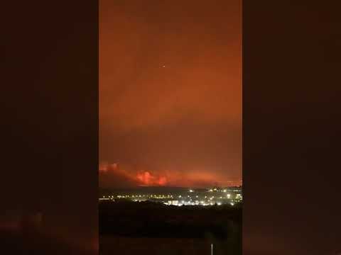 Impressionanti le immagini dell’incendio boschivo scoppiato a Tres Cantos, a 23 chilometri da Madrid