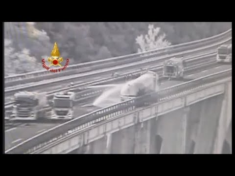 Autostrada A1, prende fuoco la gomma di un’autocisterna Gpl: circolazione bloccata