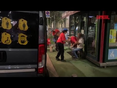 Milano, sul camper dei City Angels docce calde e tagli di capelli gratis ai senzatetto