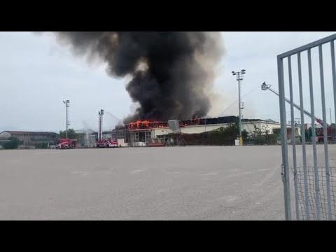 Incendio Ghisalba, brucia il tetto delle piscine appena rifatto